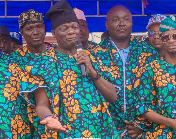 Senator Teslim Folarin, at the Ona-Ara/Egbeda LG Renewed Hope Ambassadors Tour