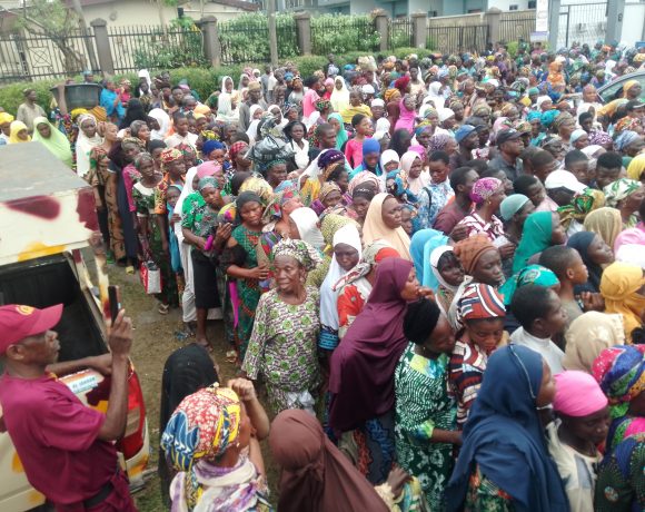 Some residents of Ibadan who received food items, school bags and cash gifts as part of Oba Rasheed Ladoja's giving back to society