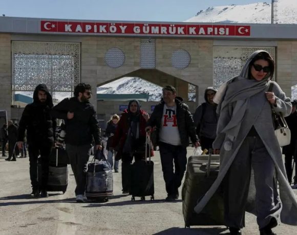 Iranians crossing into Turkey at the Kapikoy border crossing (Image source, REUTERS/Dilara Senkaya)