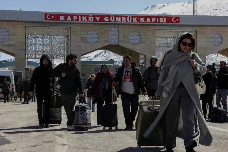Iranians crossing into Turkey at the Kapikoy border crossing (Image source, REUTERS/Dilara Senkaya)